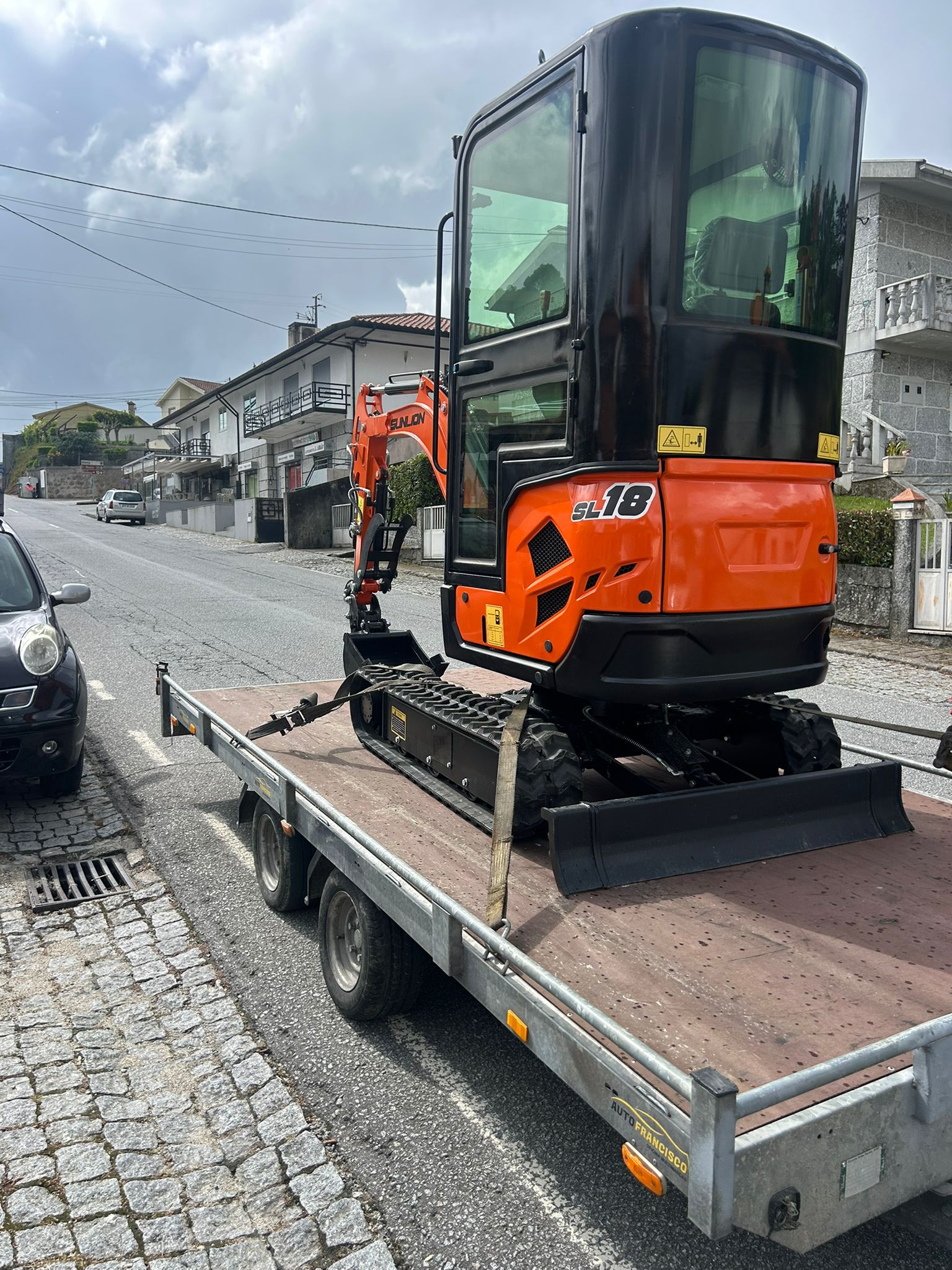 Mini escavadora SL 18 em entrega real